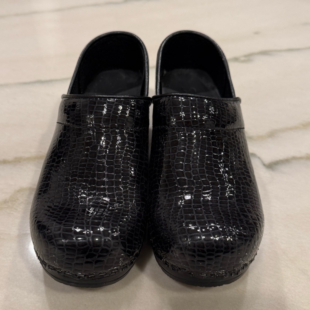 Sanita Clogs Womens Size 37 US 6.5 Black Patent Croc Embossed Professional - Picture 3 of 7